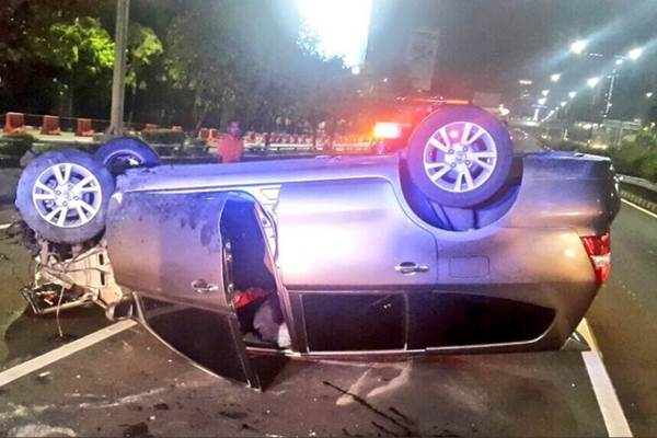  Nissan Livina Terbalik di Tol Semanggi