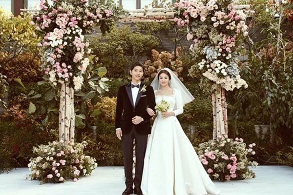  Agensi Rilis Foto Pernikahan Song Joong-ki & Song Hye-kyo