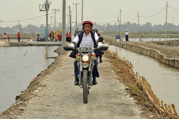  CATATAN HARIAN JOKOWI: Naik Motor Trail, dan Cerita Tentang Petani