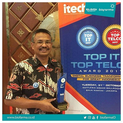 Pymt Kepala Divisi Teknologi Informasi Bio Farma Andi Rachmatmulya menerima penghargaan TOP IT Implementation on Pharmacy Sector dari Majalah ITech