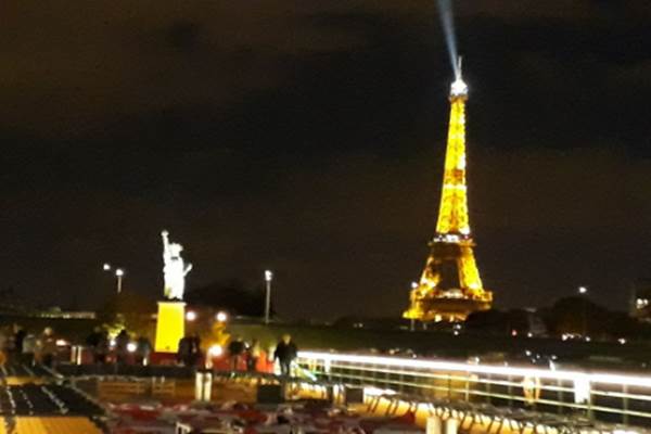  WISATA KAPAL PESIAR: Indahnya Menara Eiffel di Malam Hari