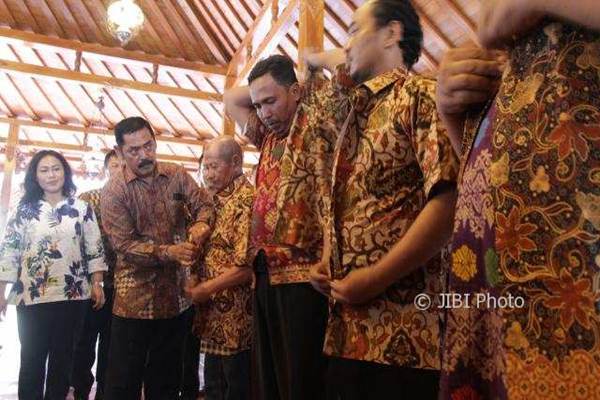  KAHIYANG JOKOWI-BOBBY MENIKAH : Tukang Becak Berseragam Batik Cokelat