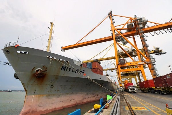 Aktivitas bongkar muat kontainer menggunakan container crane baru nomor 14 di dermaga internasional PT Terminal Petikemas Surabaya, Jawa Timur./Antara-Didik Suhartono
