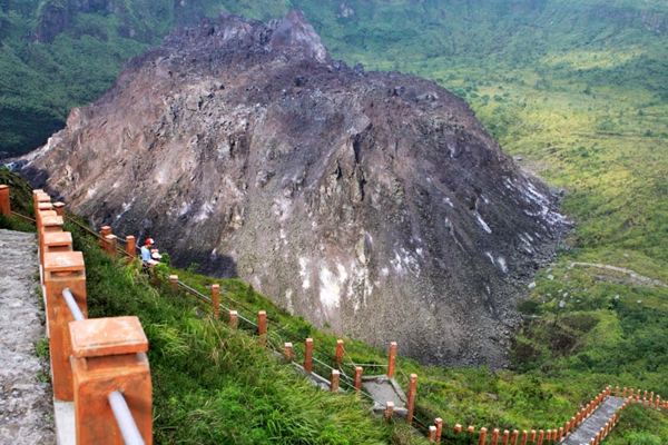  Polisi dan Relawan Cari Sembilan Pendaki Gunung Kelud