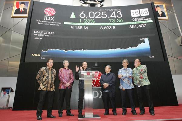 Direktur Utama PT Bursa Efek Indonesia Tito Sulistio (ketiga kiri), didampingi jajaran direksi BEI menyampaikan sambutan terkait tembusnya indeks harga saham gabungan (IHSG) menyentuh level 6.000 untuk pertama kalinya sepanjang sejarah pada perdagangan di Jakarta, Rabu (25/10)./JIBI-Dedi Gunawan 