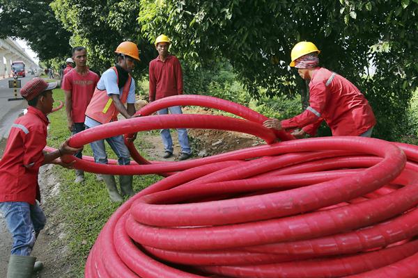  TRANSMISI LISTRIK : PLN Bangun Saluran Curug—Cikupa