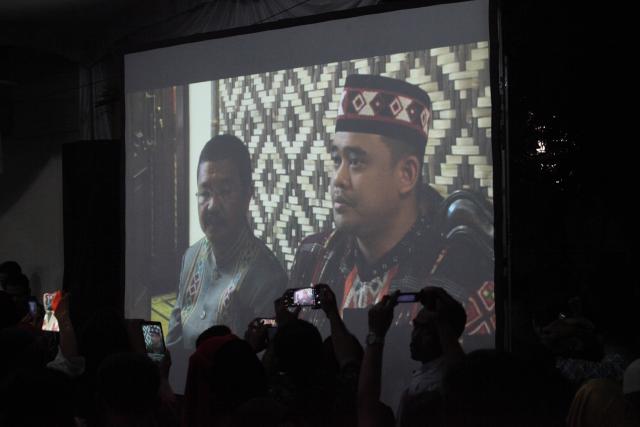  KAHIYANG JOKOWI-BOBBY MENIKAH : Bobby Senyum-senyum Diarak  Kereta Kencana