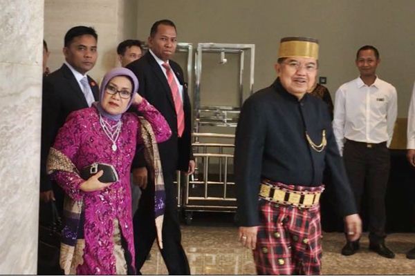  Pernikahan Kahiyang-Bobby: Wapres Kalla Pakai Baju Adat Bugis, Permintaan Pak Jokowi