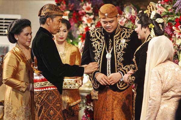  JOKOWI MANTU: Selvi Ananda Curi Perhatian Dalam Prosesi Pernikahan Kahiyang-Bobby