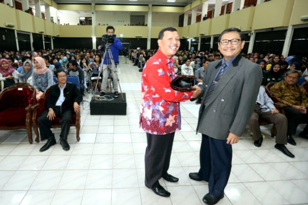  FOTO: Sekda Iwa Karniwa Berikan Kuliah Umum di Universitas Widyatama