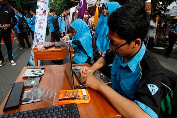  KESENJANGAN PENDIDIKAN VOKASI-INDUSTRI : Saatnya Benahi Sistem