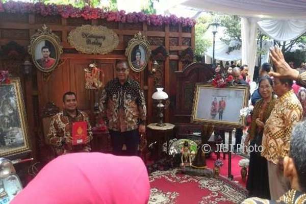  KAHIYANG JOKOWI-BOBBY MENIKAH : Menteri Susi, Artis, Dubes Antre Foto 