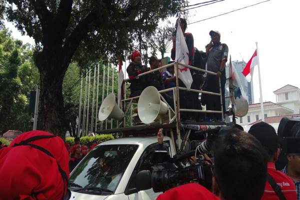  Demo di Balai Kota, Buruh Minta Anies-Sandi Tepati Kontrak Politik 