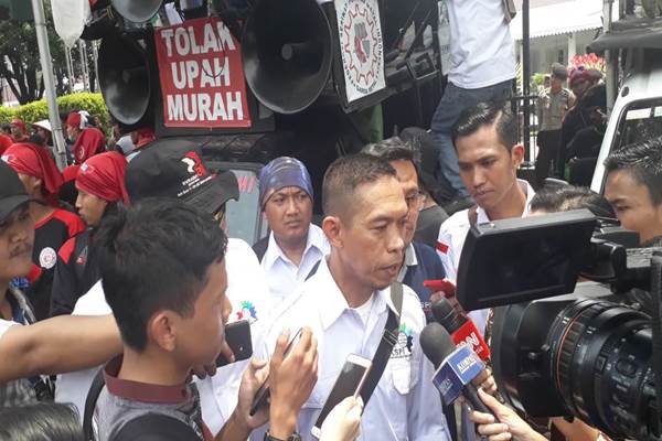  Buruh Tuntut Anies-Sandi Segera Revisi UMP DKI 2018