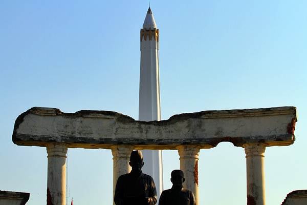  Hari Pahlawan 10 November: Manusia Patung Pahlawan Kota Tua Hadir di Gambir