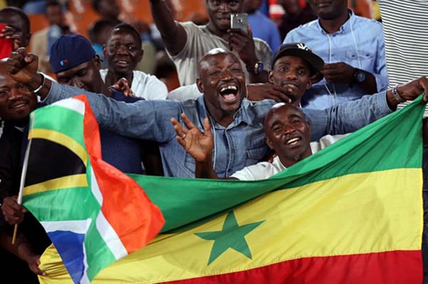 Pendukung Senegal merayakan kesuksesan timnas mereka lolos ke putaran final Piala Dunia tahun depan di Rusia setelah mengalahkan Afrika Selatan 2-0./Reuters-Siphiwe Sibeko