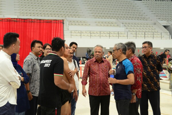  Cek Kesiapan Venue Renang di GBK, Menteri Basuki Langsung Nyemplung