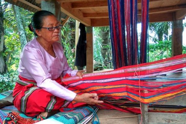  Tenun Kartu Khas Mamasa Bakal Dipamerkan di Museum  Tekstil    