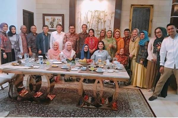  Foto Kedekatan Keluarga Besar Kahiyang Jokowi & Bobby Nasution