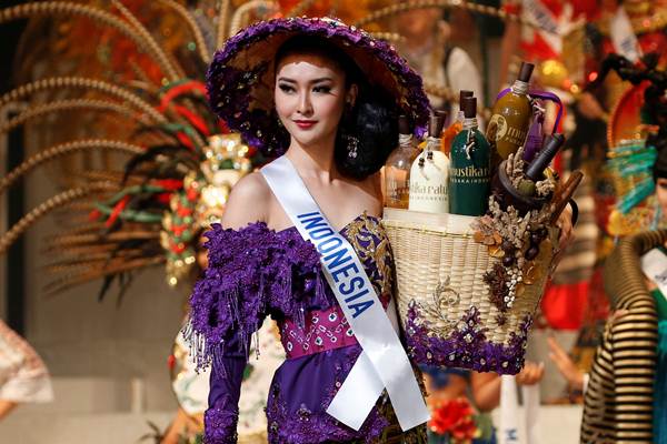  Kenakan Busana Mbok Jamu Gendong, Kevin Liliana Menang Miss International 2017