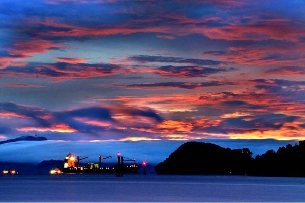  Ketika Fajar Menyingsing di Pelabuhan Jayapura