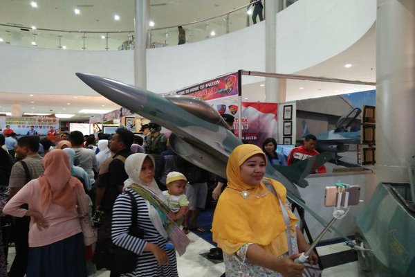  Warga Bisa Berfoto dengan Alutsista TNI di Mall Madiun