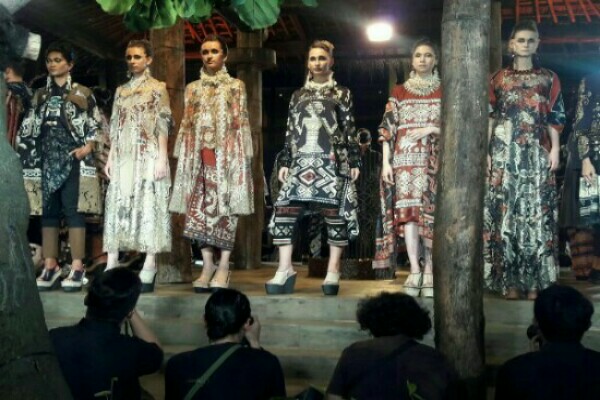  Biyan Luncurkan Koleksi Spesial Kain Sumba