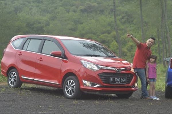  10 MOBIL TERLARIS: Daihatsu Sigra Kejar-Kejaran dengan Saudara Kembar