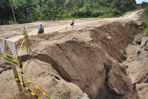  Pembangunan Jalan Tol Padang - Pekanbaru Dihentikan Sementara