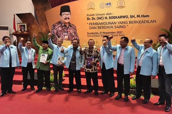  Soekarwo Dikukuhkan Sebagai Alumni Kehormatan UNS