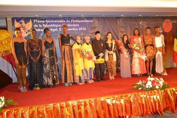  Finalis Miss Senegal 2017 Peragakan Busana Batik