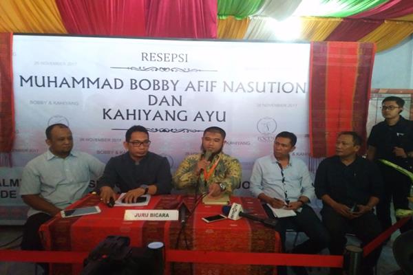  Jokowi Mantu : Bobby-Kahiyang Jalani Prosesi Tepung Tawar