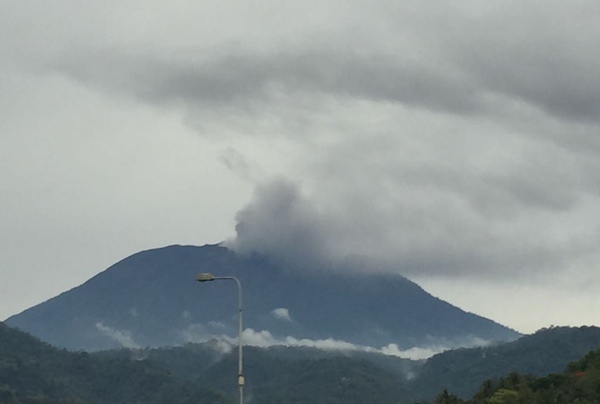  Gunung Agung Meletus, Ketinggian Asap Capai 700 Meter