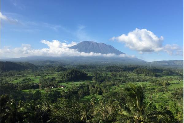  GUNUNG AGUNG MELETUS: Masyarakat Bali Bersikap Tenang. Ini Sebabnya