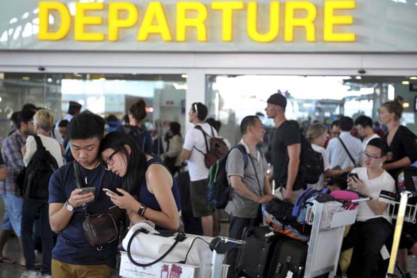  Gunung Agung Semburkan Abu, Bandara Ngurah Rai Normal