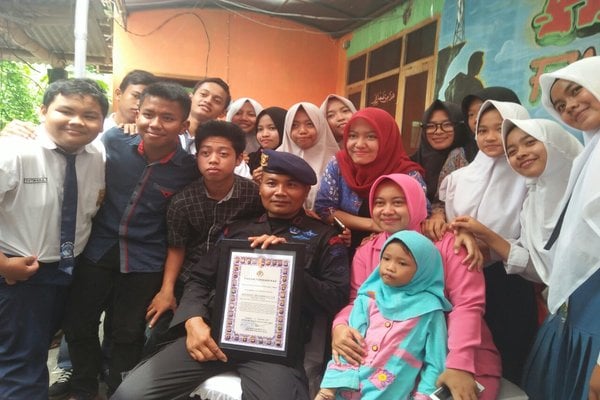  Biayai Sekolah dan Hidupi 64 Anak, Anggota Brimob Ini Menginspirasi