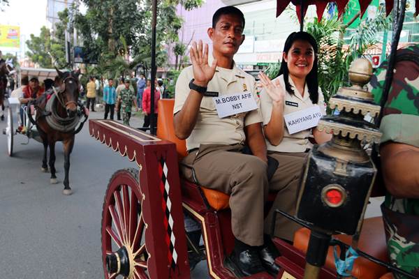  Kahiyang Ayu-Bobby Naik Kereta Kencana Sepanjang 2 Km di Medan