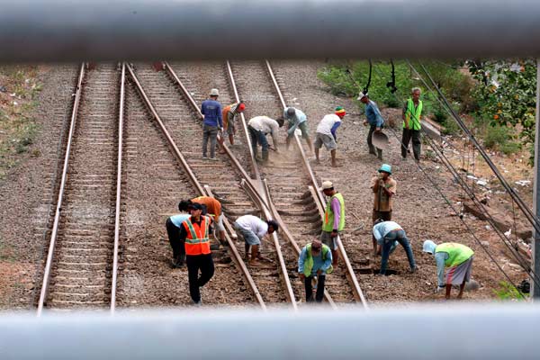  LONGSOR 8 TITIK: Kereta Jalur Selatan Dialihkan Lewat Cirebon