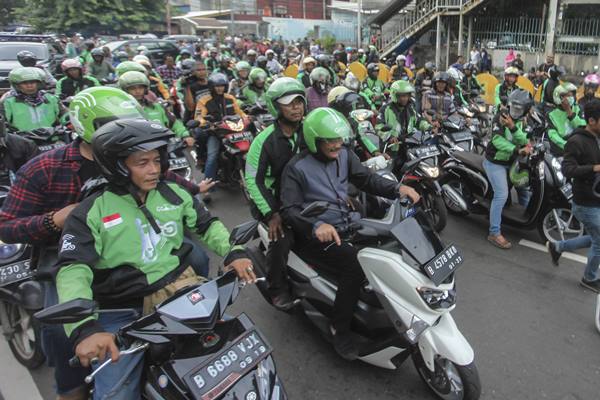  Siang Ini, Pengemudi Ojek Demo di Depan Istana