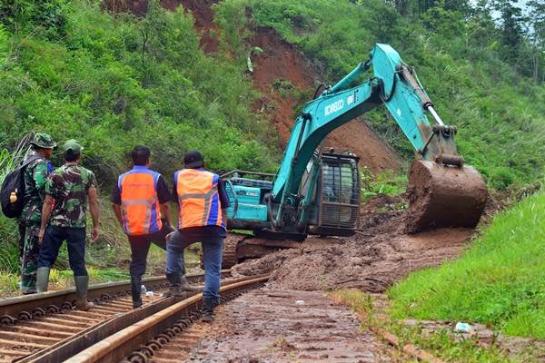  Longsor Lumpuhkan Jalur Kereta Api di Garut