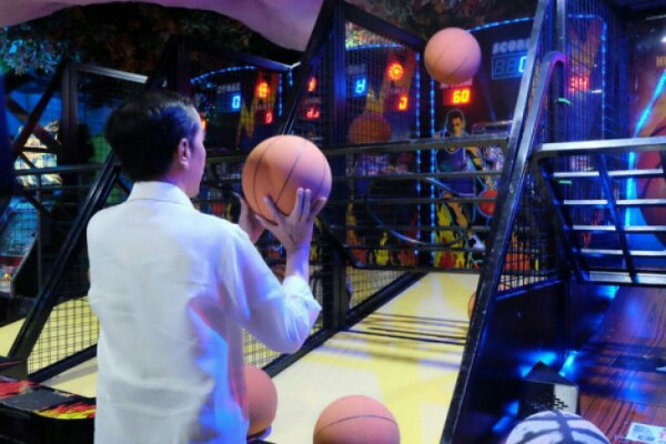  Jokowi Main Basket di Arena Permainan Anak di Sun Plaza Medan