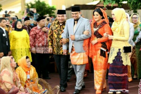  Jokowi & Iriana Menari Tortor di Puncak Pesta Pernikahan Bobby-Kahiyang