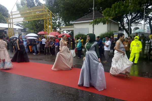 Para model yang mengenakan pakaian bermotifkan ciri khas Gorontalo menggunakan karawo beraksi dalam Gorontalo Karnaval Karawo 2017 di Kota Gorontalo, Sabtu (25/11/2017)./zufrizal