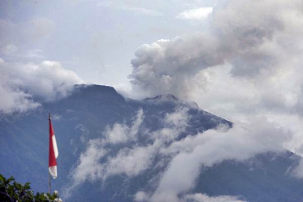  Gunung Agung Erupsi : 4 Maskapai Internasional Batal Terbang ke Bali  