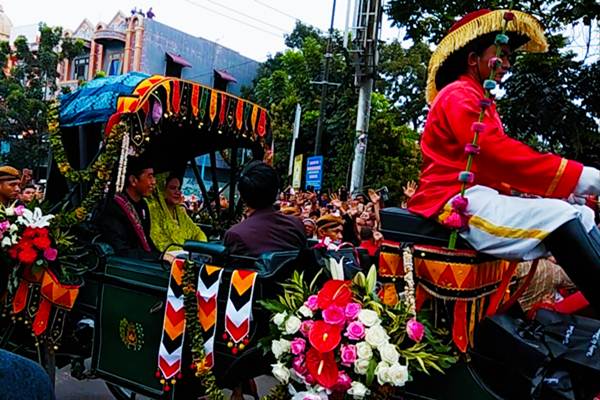  KIRAB BUDAYA PERNIKAHAN BOBBY-KAHIYANG: Ribuan Warga Menyambut Riang. Presiden Jokowi Bagi-Bagi Souvenir