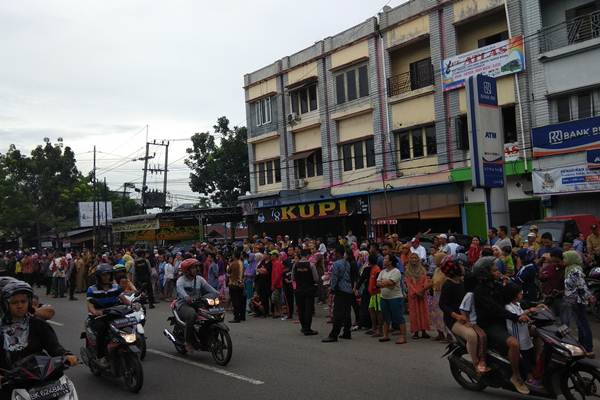  KIRAB BUDAYA PERNIKAHAN BOBBY-KAHIYANG: Warga Antusias Sambut Kahiyang-Bobby