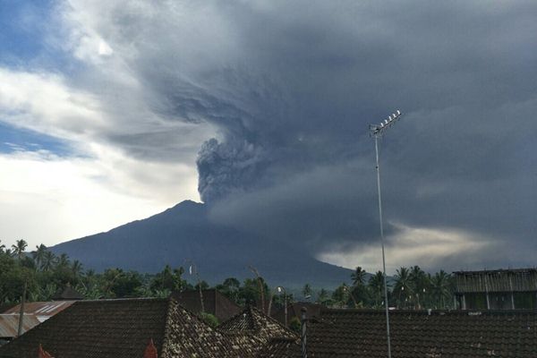  Gunung Agung Mengeluarkan Abu Hitam, Bali Masih Aman 