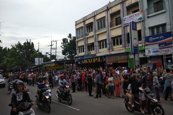  Warga Medan Membeludak Tunggu Kirab Bobby-Kahiyang