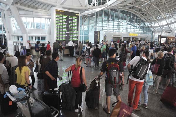  Gunung Agung Meletus, Bandara Ngurah Rai Ditutup, Praya Dibuka