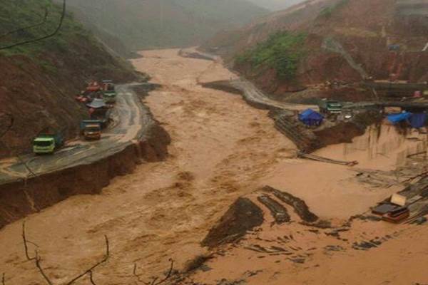  Banjir dan Longsor Lumpuhkan Pacitan